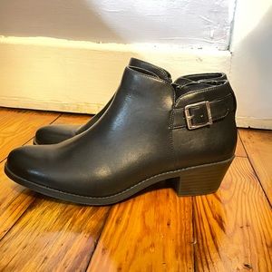 Vionic 322 Millie VS255 Women's 8 Ankle Boots Black Suede Buckle Accent Shoes